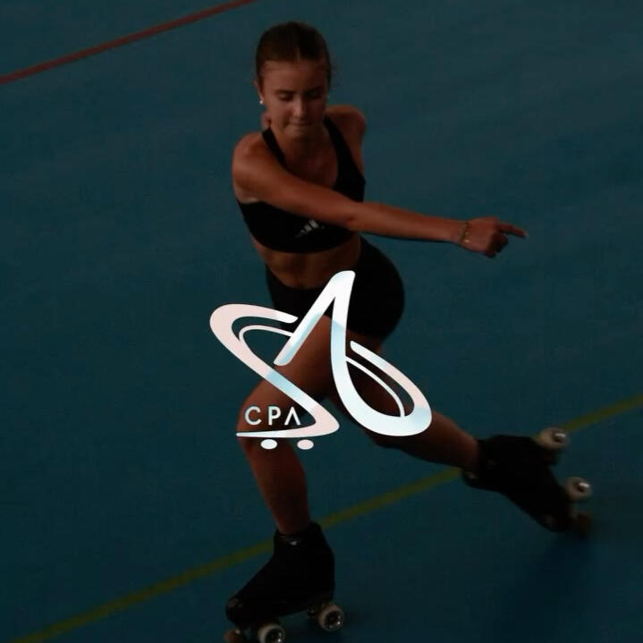 El logo del @clubpatinartisticoalcala cobrando vida entre los recuerdos de la exposición fotográfica de "Brotes 2024" 🛼✨