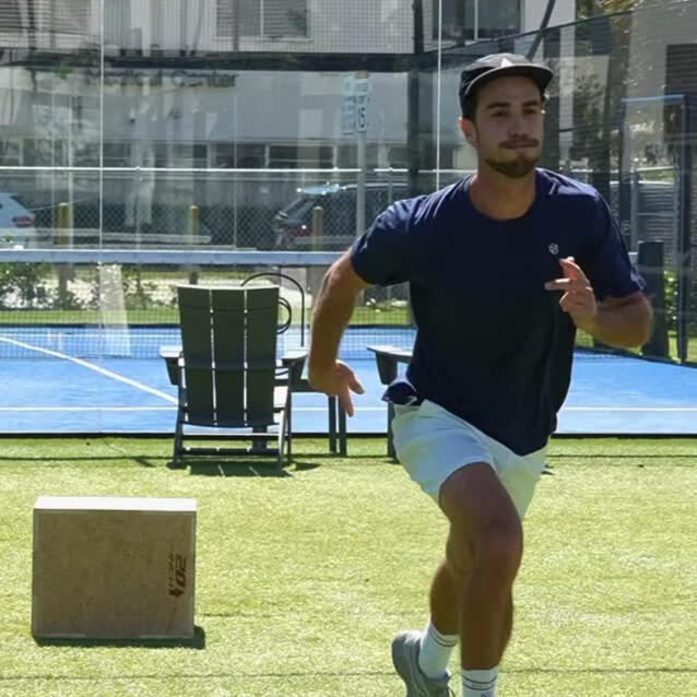 A simple circuit to work on reactivity and explosiveness. Quick movements, fast changes of direction, and exercises designed to transfer directly to the court. Part of the physical preparation we do at the PadelEdge Academy.